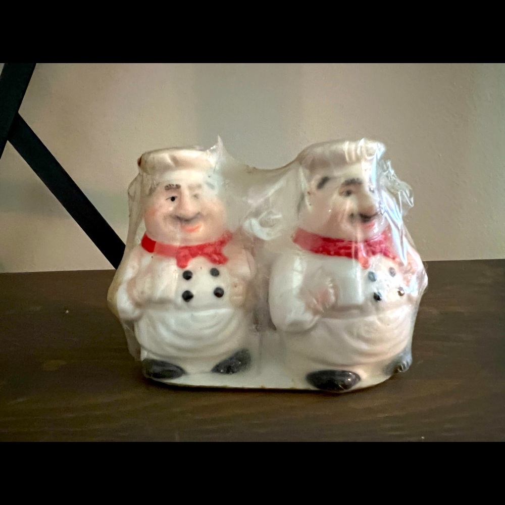 3” Ceramic Chefs Salt & Pepper Shakers. (NEW)